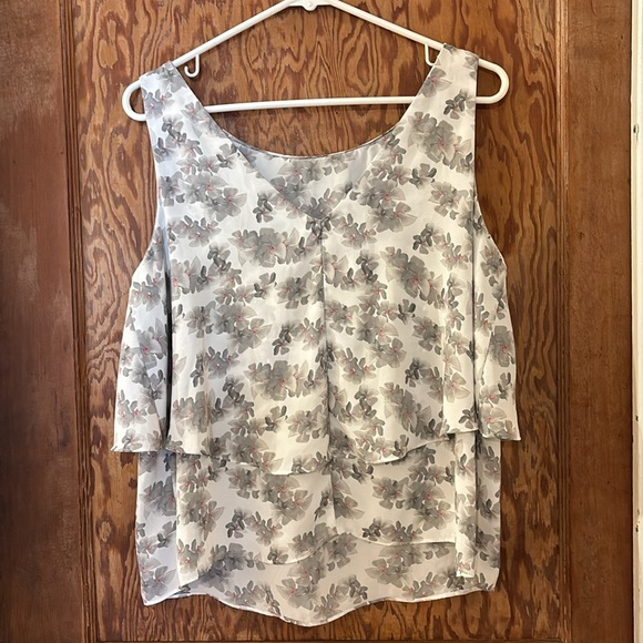 Attention Size Lg floral top - Picture 2 of 5